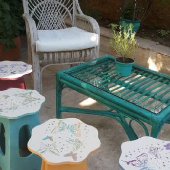 Renkli tabureler ve bahçe mobilyası